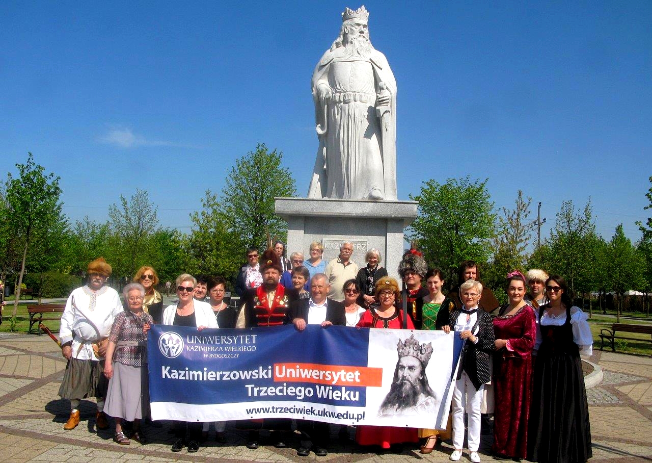 Słuchacze Kazimierzowskiego Uniwersytetu Trzeciego Wieku pokłonili się patronowi swojej uczelni