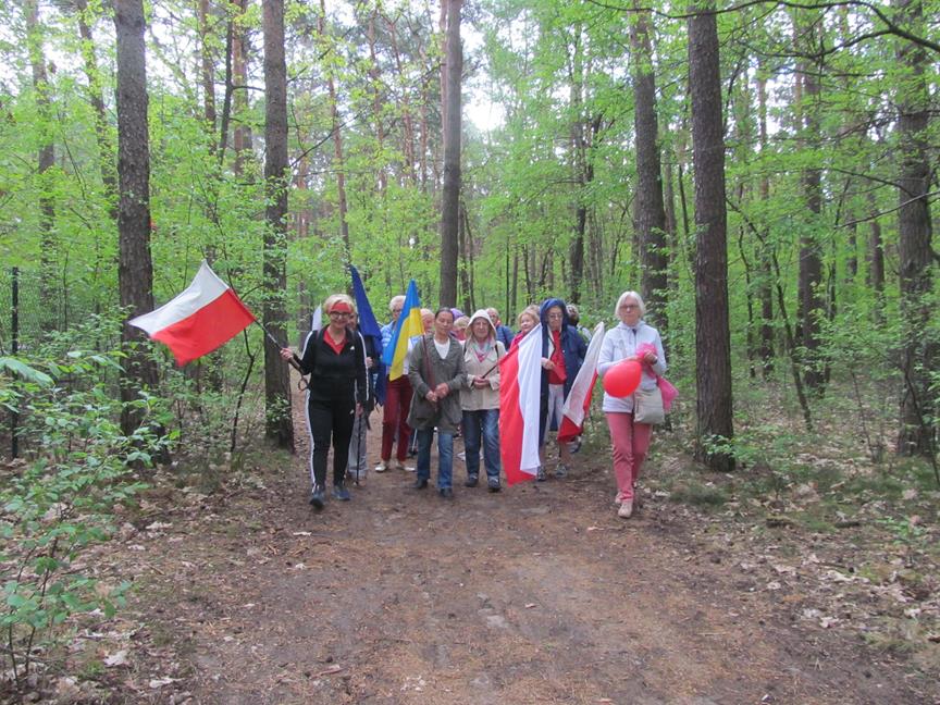 Seniorzy z Kazimierzowskiego UTW w Bydgoszczy Hurtowo obchodzili majowe Święta