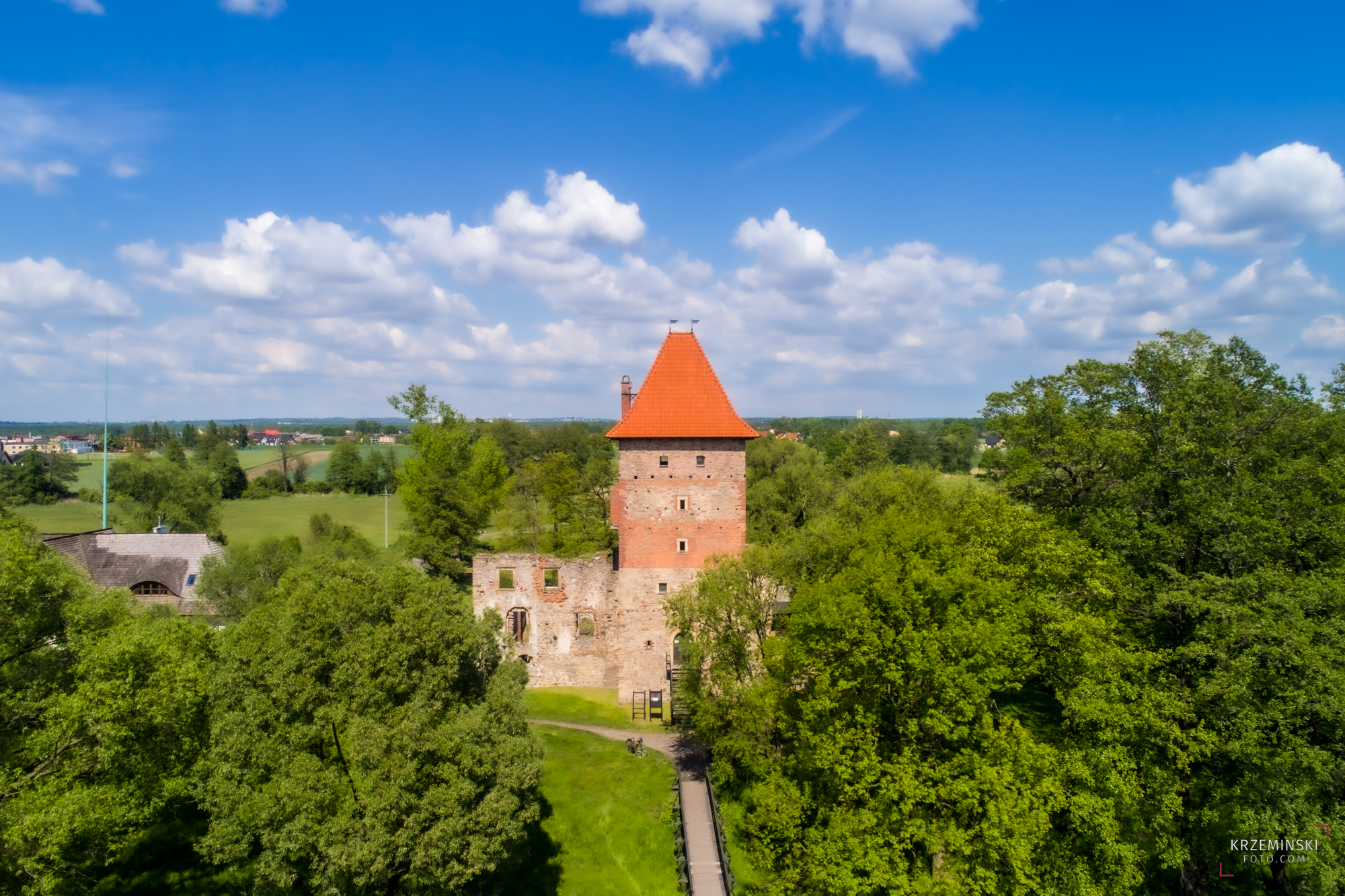 Gmina Gierałtowice, widok na zamek w otoczeniu drzew