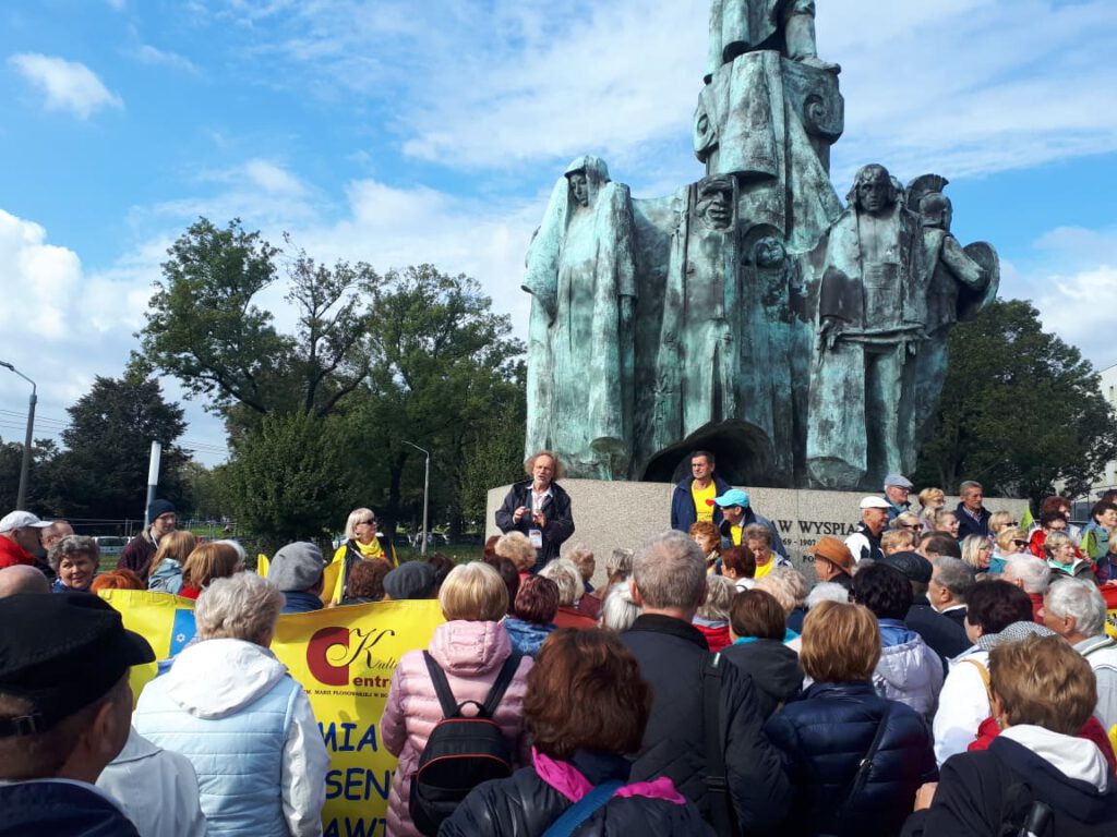 VI Międzynarodowe Senioralia w Krakowie, seniorzy przy pomniku na Błoniach krakowskich