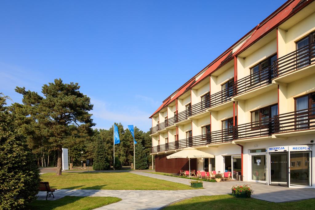 widok na wejście do hotelu Wodnik, balkony i ogród