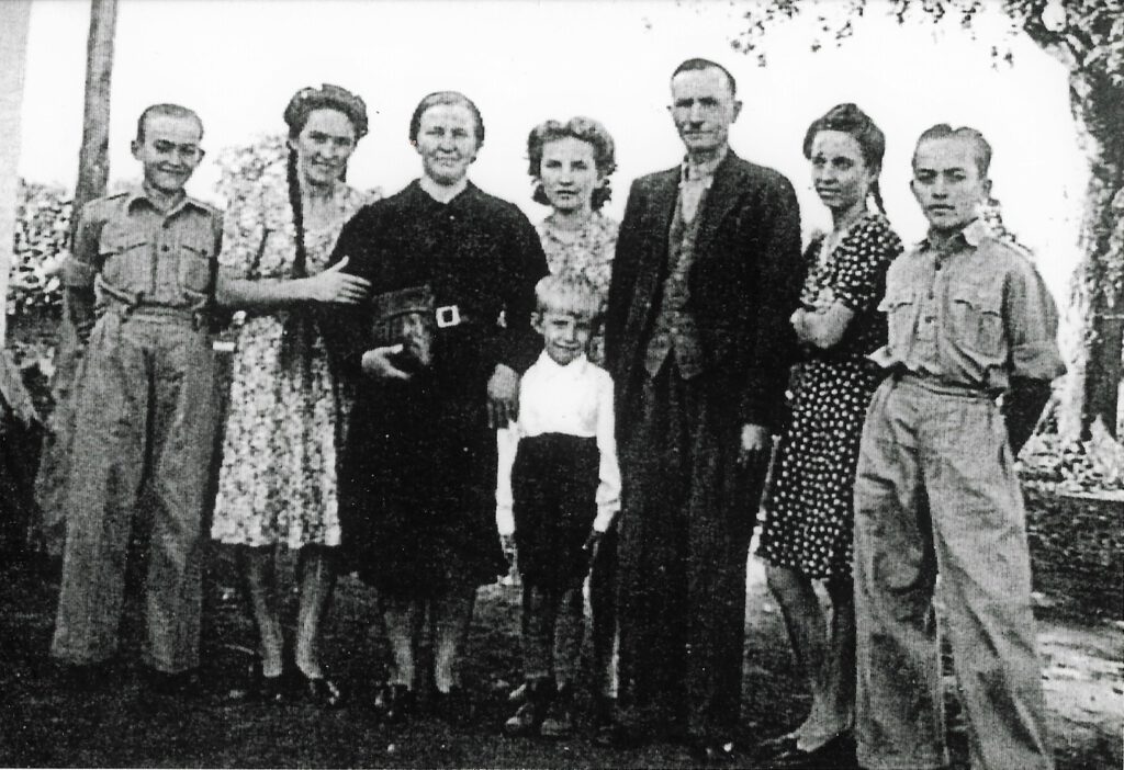 Wiktor z rodzina w Afryce, rok 1949