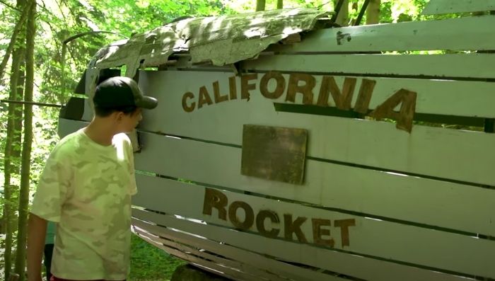 fragment samolotu "California Rocket", obok niego stoi mężczyzna
