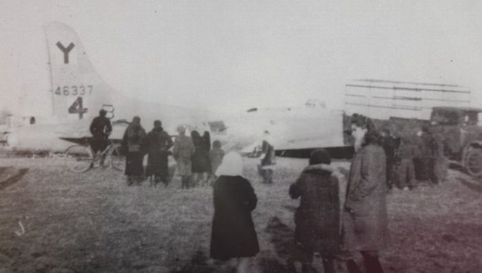dawna fotografia czarno-biała, ludzie stoją przy samolocie
