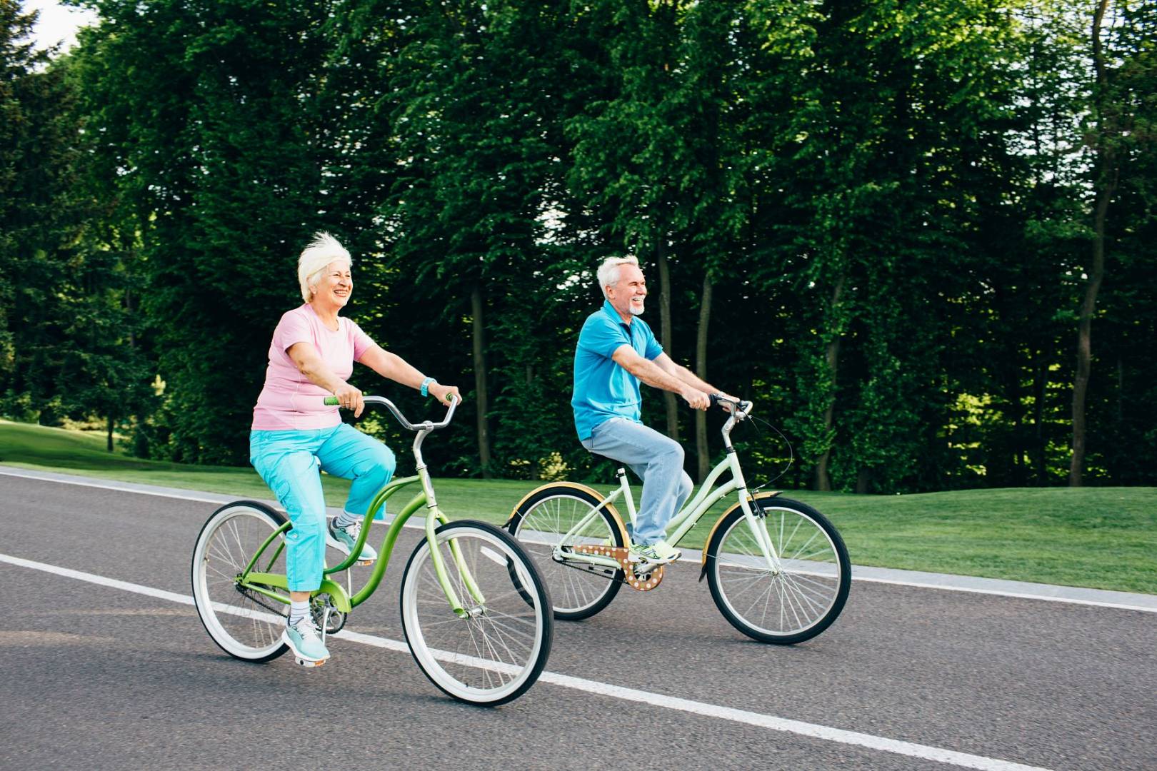 Bezpieczna jazda po 60-tce: dlaczego warto wybrać rower z niską ramą?
