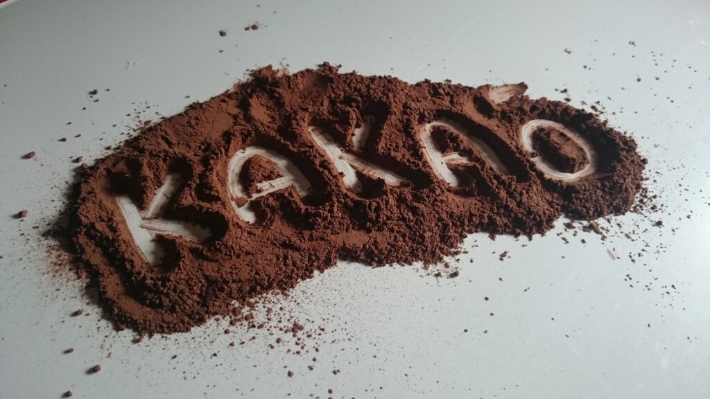 w proszku kakao przetarty jest napis "kakao"
