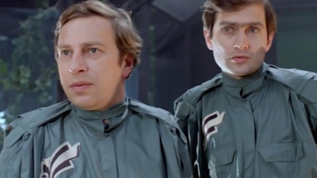 kadr z filmu "Seksmisja", dwóch mężczyzn w mundurach patrzy ze zdziwieniem
