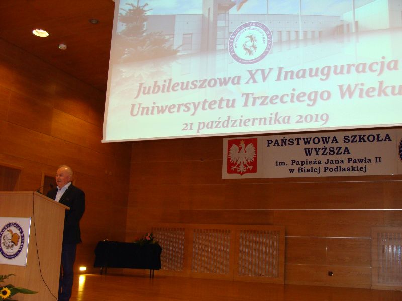 Inauguracja roku akademickiego na UTW Państwowej Szkoły Wyższej JP2, Rektor stoi przy mównicy