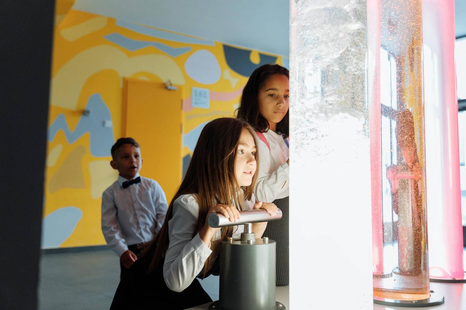 Jak zaprojektować ścieżkę sensoryczną: elementy, materiały i zasady bezpieczeństwa