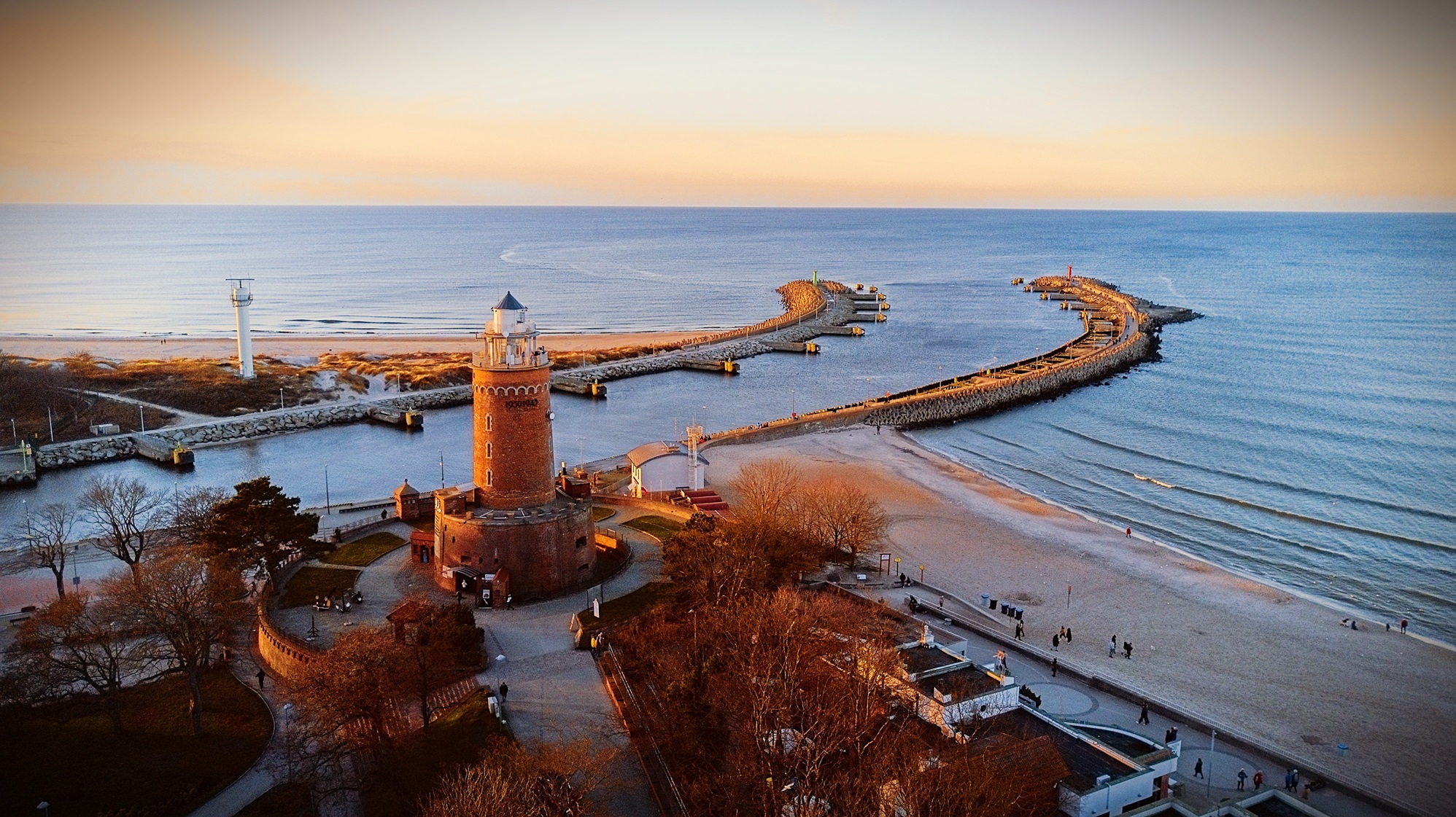 Apartamenty nad morzem – widok na plażę i latarnię morską w Kołobrzegu jesienią