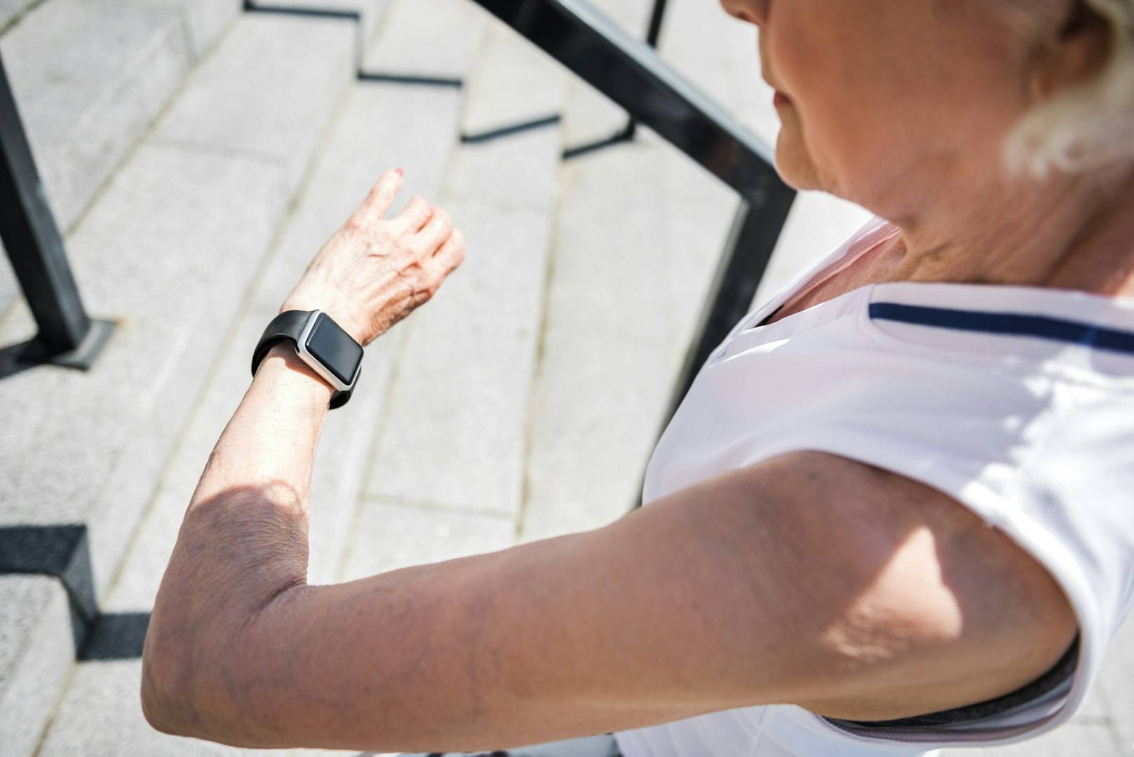 Smartwatch dla seniora – zadbaj o bezpieczeństwo i zdrowie bliskich